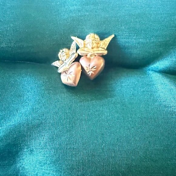 Vintage 14k Two Tone Gold Cherub on Etched Heart Earrings - Picture 1 of 4